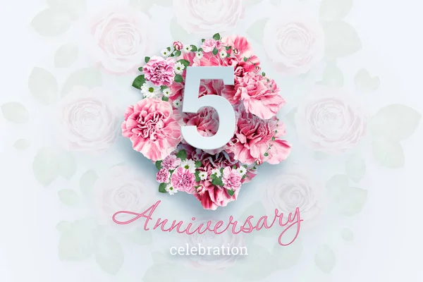 Criativa lettering fundo 5 números e aniversário celebração texto sobre flores rosa fundo. Conceito de aniversário, aniversário, evento de celebração, modelo, folheto — Fotografia de Stock