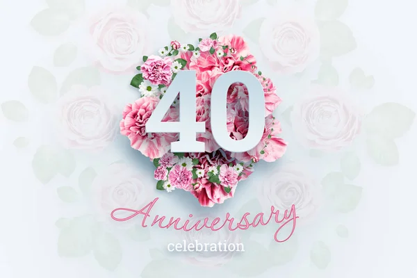 Kreativní pozadí označuje 40 čísel a výročního oslavového textu na růžových květinách. Koncept výročí, narozeniny, oslava narozenin, šablona, oznámení — Stock fotografie