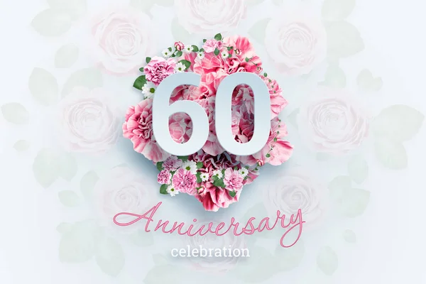 Fondo creativo con letras 60 números y texto de celebración de aniversario sobre fondo de flores rosadas. Concepto de aniversario, cumpleaños, evento de celebración, plantilla, folleto —  Fotos de Stock