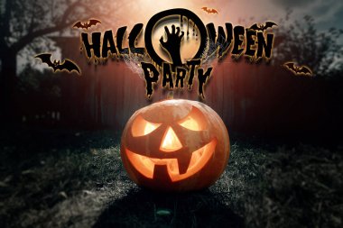 Yaratıcı arka plan, yazıt Halloween parti kabak karanlık bir arka plan üzerinde. Festival arka plan, el ilanı, 31 Ekim, tasarım