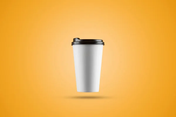 Паперова чашка білої кави ізольована на жовтому фоні. макет, компонування, простір для копіювання — стокове фото