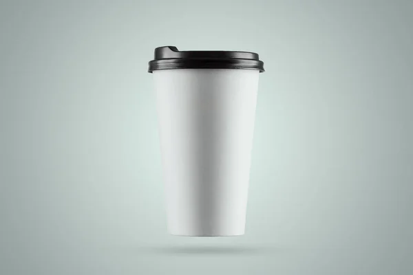Papel taza de café blanco aislado sobre un fondo azul. maqueta, diseño, espacio de copia — Foto de Stock
