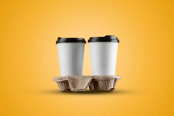 Tazza di caffè bianco di carta isolata su sfondo giallo. mockup, layout, spazio di copia — Foto Stock