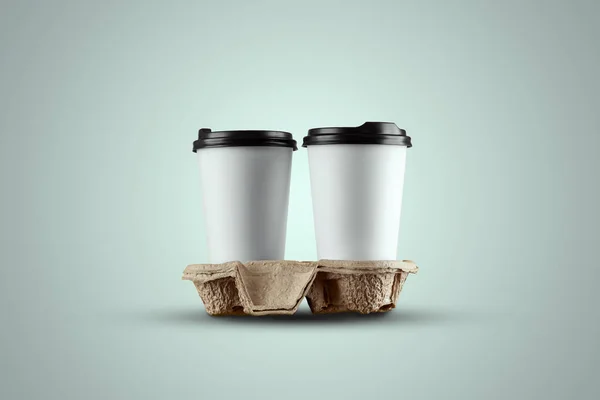 Tazza di caffè bianco di carta isolata su sfondo blu. mockup, layout, spazio di copia — Foto Stock