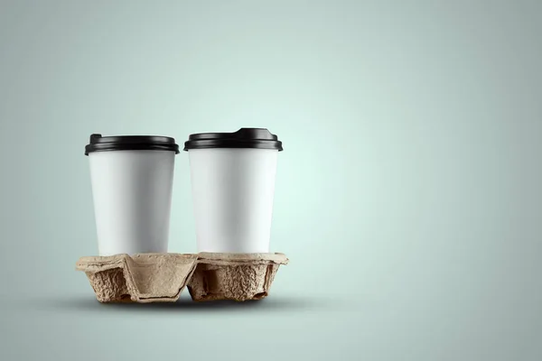 Tazza di caffè bianco di carta isolata su sfondo blu. mockup, layout, spazio di copia — Foto Stock