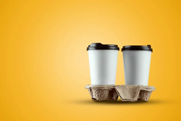 Tazza di caffè bianco di carta isolata su sfondo giallo. mockup, layout, spazio di copia — Foto Stock