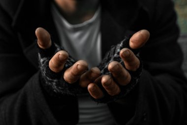 eller zavallı yaşlı adam ya da dilenci kirli gecekondu oturan yardım için yalvarıyor kapatın. Yoksulluk veya açlık insanlar için kavram, insan Hakları, bağış ve sadaka.