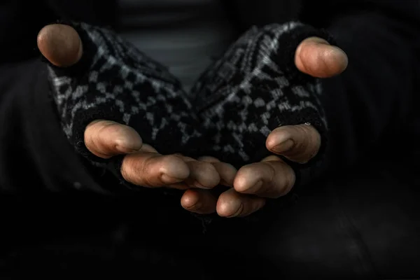Mãos fechar pobre velho ou mendigo implorando por ajuda sentado na favela suja. Conceito para pobreza ou fome pessoas, direitos humanos, doar e caridade . — Fotografia de Stock
