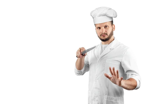 Un uomo con la barba, un cuoco con un cappello e un coltello in mano isolato su uno sfondo bianco. Cucina, ricette, cucina . — Foto Stock