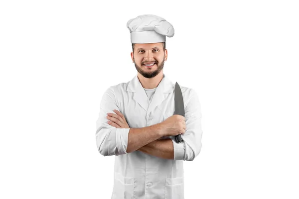 Um homem com barba, um cozinheiro de chapéu e uma faca na mão, isolado num fundo branco. Cozinhar, receitas, cozinha . — Fotografia de Stock