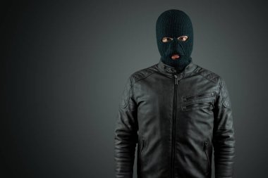 Soyguncu, siyah bir arka plan üzerinde bir balaclava içinde haydut. Soygun, hacker, suç, hırsızlık. Kopyalama alanı.