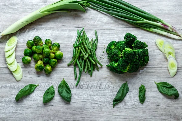 Friss zöld étel egy könnyű asztalon. Avokádó uborka káposzta Alma bab Kiwi hagyma brokkoli. Az egészséges táplálkozás fogalma, vegetarianizmus méregtelenítés. Másol hely lakás Lay. — Stock Fotó