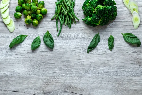 Friss zöld étel egy könnyű asztalon. Avokádó uborka káposzta Alma bab Kiwi hagyma brokkoli. Az egészséges táplálkozás fogalma, vegetarianizmus méregtelenítés. Másol hely lakás Lay. — Stock Fotó