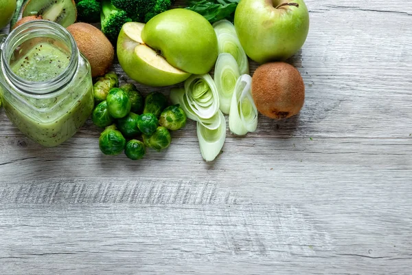 Friss zöld étel egy könnyű asztalon. Avokádó uborka káposzta Alma bab Kiwi hagyma brokkoli. Az egészséges táplálkozás fogalma, vegetarianizmus méregtelenítés. Másol hely lakás Lay. — Stock Fotó