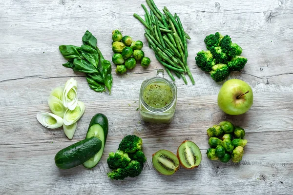 Friss zöld étel egy könnyű asztalon. Avokádó uborka káposzta Alma bab Kiwi hagyma brokkoli. Az egészséges táplálkozás fogalma, vegetarianizmus méregtelenítés. Másol hely lakás Lay. — Stock Fotó