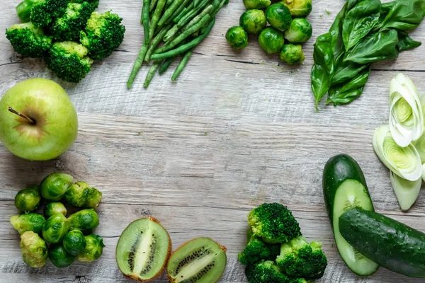 Friss zöld étel egy könnyű asztalon. Avokádó uborka káposzta Alma bab Kiwi hagyma brokkoli. Az egészséges táplálkozás fogalma, vegetarianizmus méregtelenítés. Másol hely lakás Lay. — Stock Fotó