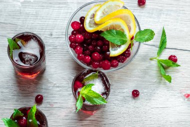 Kırmızı kök kızılcık ahududu ve nane ile alkollü soğuk kokteyl vurdu. kopya alanı, üst görünüm.