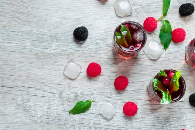 Kırmızı kök kızılcık ahududu ve nane ile alkollü soğuk kokteyl vurdu. kopya alanı, üst görünüm.