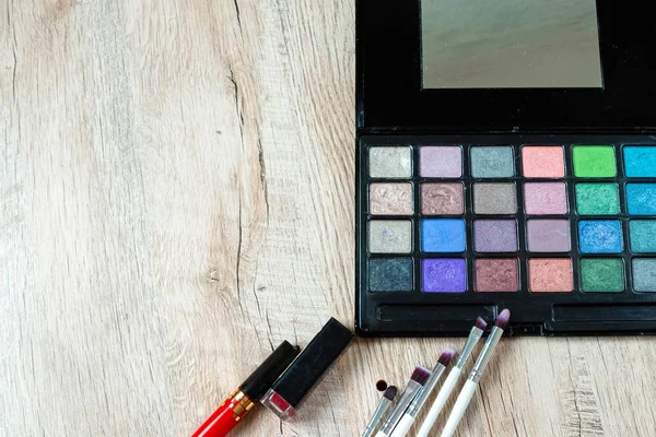 Kit de maquillaje Párpados paleta de sombra de ojos multicolor profesional. Moda belleza —  Fotos de Stock