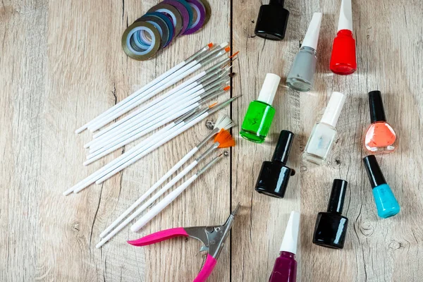 Manikür vernikler için ayarlayın fırçalar makas payetler. Moda, güzellik