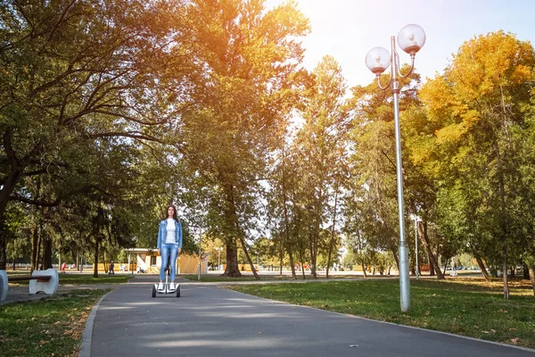 Schöne Mädchen auf einem weißen Hoverboard im Park, selbstbalancierende Roller. Aktive Lifestyletechnologie Zukunft Kopierraum — Stockfoto