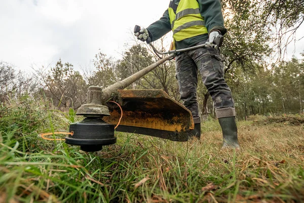 Rasentrimmer aus nächster Nähe. Rasenmähen, Straßenränder mähen, Gras mähen. — Stockfoto