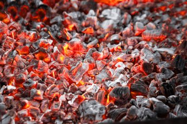 Koyu kırmızı kömür, seçici odaklanma. Izgara ızgarası arkada.