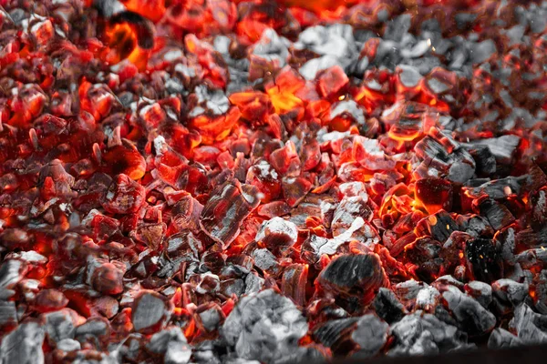 Textura carvão quente vermelho, foco seletivo. Churrasqueira grill escuro de volta — Fotografia de Stock