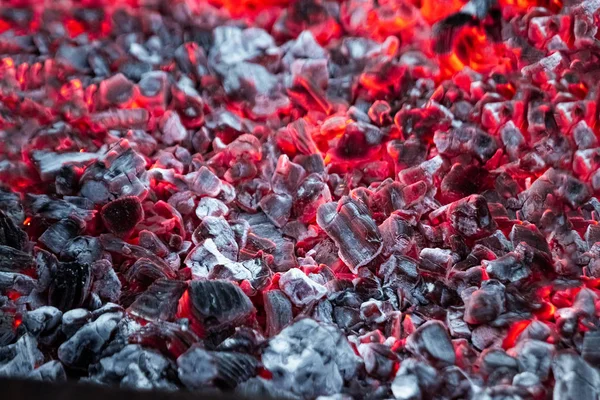 Υφή κόκκινα ζεστά κάρβουνα, επιλεκτική εστίαση. Μπάρμπεκιου σχάρα σκούρο φόντο — Φωτογραφία Αρχείου