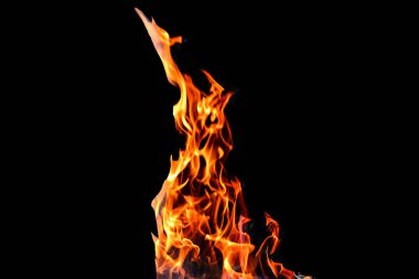 Yangın, siyah arka plandaki alevler izole edildi. Hafta sonu mangal partisini düşün..