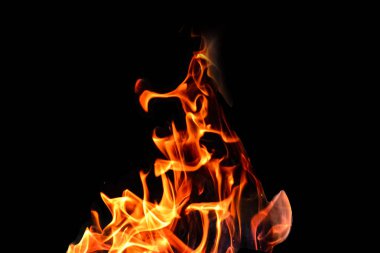 Yangın, siyah arka plandaki alevler izole edildi. Hafta sonu mangal partisini düşün..