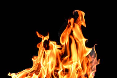 Yangın, siyah arka plandaki alevler izole edildi. Hafta sonu mangal partisini düşün..