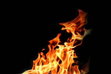 Yangın, siyah arka plandaki alevler izole edildi. Hafta sonu mangal partisini düşün..