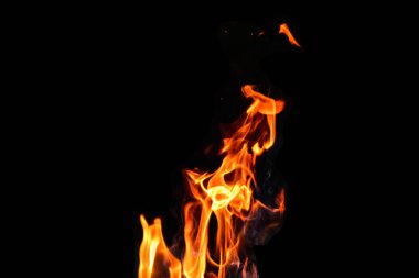 Yangın, siyah arka plandaki alevler izole edildi. Hafta sonu mangal partisini düşün..