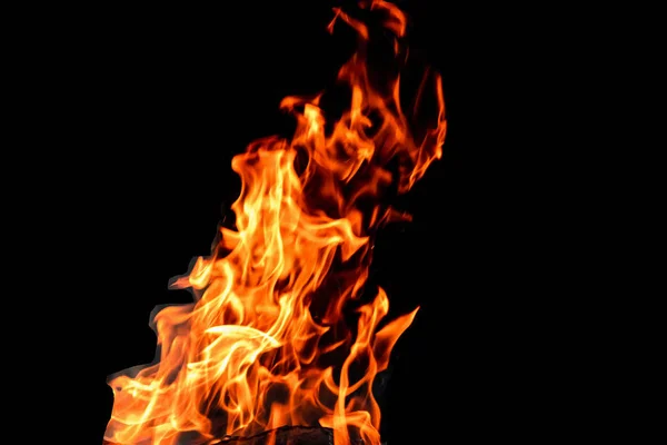 Fuego, llamas sobre un fondo negro aislado. concepto fuego parrilla calor fin de semana barbacoa . —  Fotos de Stock