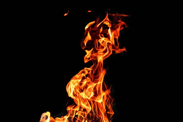 Tűz, lángok egy fekete háttér izolátumon. Koncepció tűz grill meleg hétvégi barbecue. — Stock Fotó