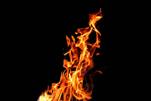 Feuer, Flammen auf schwarzem Hintergrund isolieren. Konzept Feuer Grill Hitze Wochenende Grillen. — Stockfoto