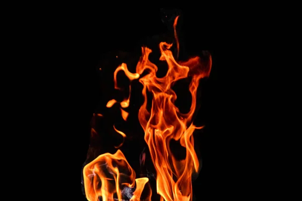 Fuego, llamas sobre un fondo negro aislado. concepto fuego parrilla calor fin de semana barbacoa . — Foto de Stock