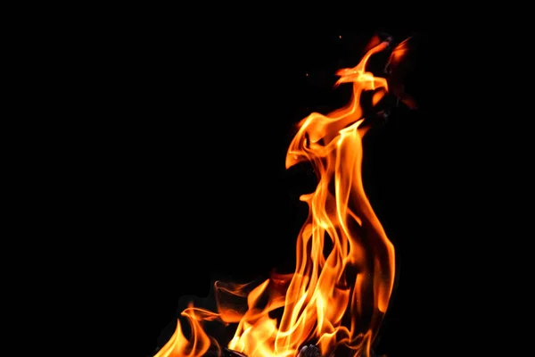 Vuur, vlammen op een zwarte achtergrond isoleren. Concept vuur grill warmte weekend barbecue. — Stockfoto