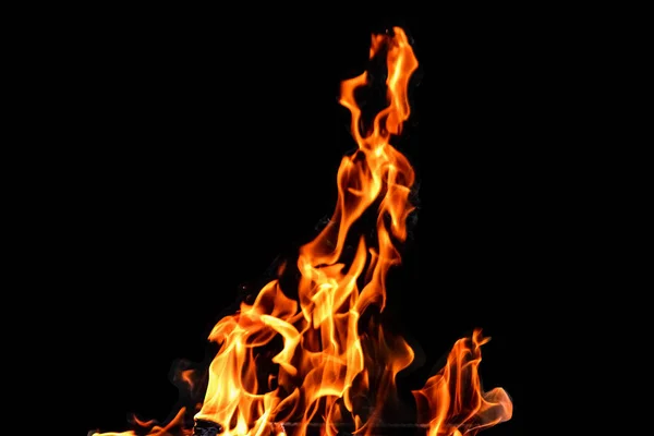 Ogień, płomienie na czarnym tle. Koncepcja ognia grill ciepła weekend grill. — Zdjęcie stockowe