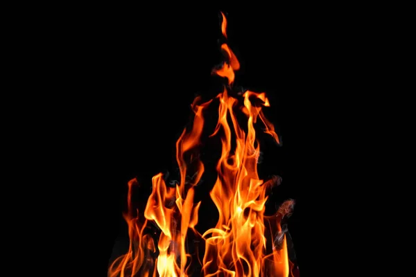 Eld, lågor på en svart bakgrund isolat. Begreppet brand grill värme helg grill. — Stockfoto