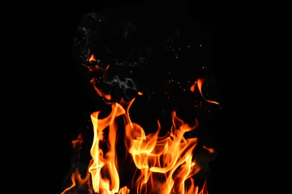 Fuego, llamas sobre un fondo negro aislado. concepto fuego parrilla calor fin de semana barbacoa . —  Fotos de Stock