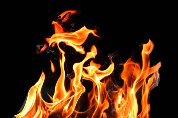 Fuoco, fiamme su uno sfondo nero isolato. Concetto fuoco griglia calore fine settimana barbecue . — Foto Stock