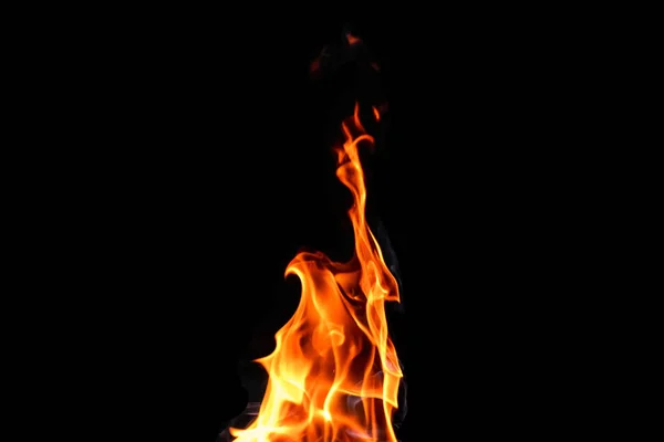 Fuego, llamas sobre un fondo negro aislado. concepto fuego parrilla calor fin de semana barbacoa . — Foto de Stock