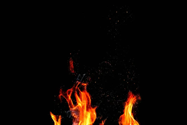 从黑色背景隔离的火中喷出火花。 概念火烤周末烧烤. — 图库照片
