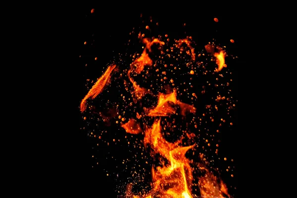 Fuego, llamas sobre un fondo negro aislado. concepto fuego parrilla calor fin de semana barbacoa . —  Fotos de Stock