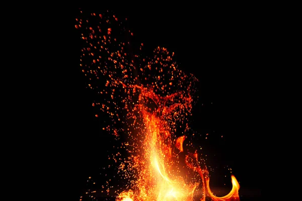 Chispas de un fuego sobre un fondo negro aislado. concepto fuego parrilla calor fin de semana barbacoa . —  Fotos de Stock