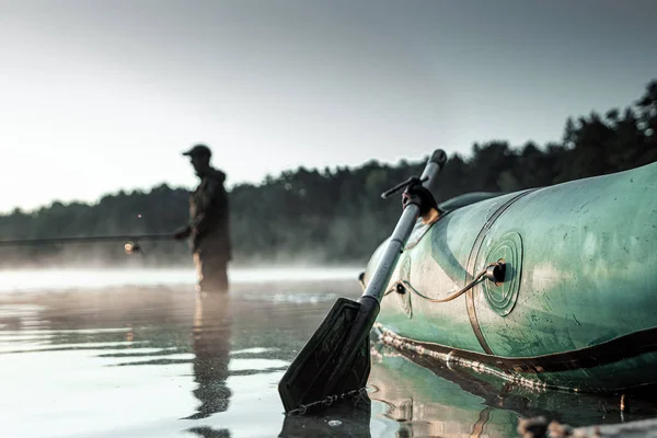 Barco inflable en el lago al amanecer, un pescador al amanecer pescando. Pesca hobby concepto de vacaciones. Copiar espacio . —  Fotos de Stock