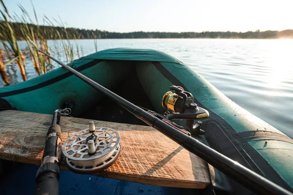 Barco inflável no lago ao nascer do sol. Conceito de férias hobby de pesca. Espaço de cópia — Fotografia de Stock