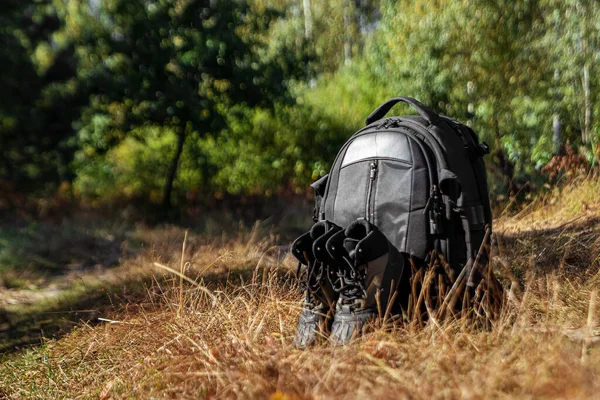 Sac à dos et bottes de camping sur fond de nature estivale. Trekking et camping aventures, randonnée, randonnée, voyage . — Photo